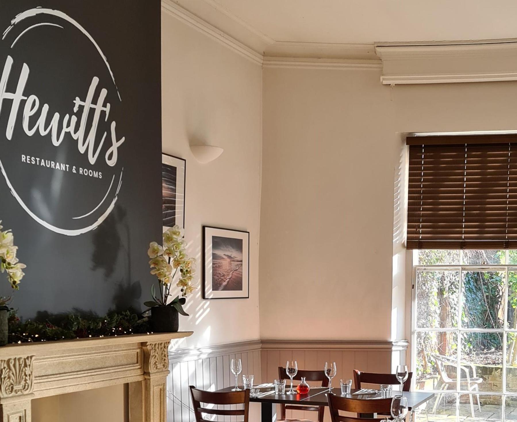 Hewitt'S Restaurant & Rooms Newport  Exterior foto